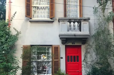 Casa de vila no paraíso – arquitetura original, banheiros modernos e jardim privativo