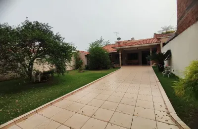 Linda casa com quintal amplo e pés de frutas,  dois quartos, no jardim batel