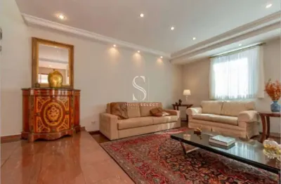 Casa assobrada com 360m², 03  suítes, 05 banheiros e 08 vagas de garagem.  no bairro -  campo belo.