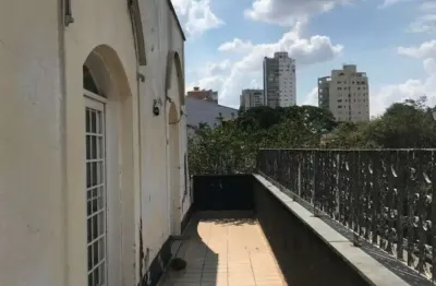 Lapa, sobrado de 558m² com 3 suítes, 3 banheiros, 6 vagas.