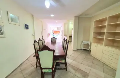 Casa residencial de 350m²  possuindo 4 dormitórios , 4 banheiros e 1  vaga á venda na região da lapa