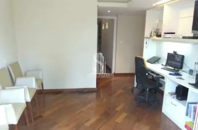 Sobrado de 682m², possui 3 dormitórios (3 suítes), 5 salas e 8 vagas, à venda na região campo belo.