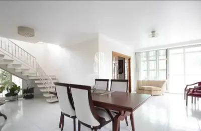 Sobrado de 280m², possui 4 dormitórios sendo 2 suítes, 1 sala, e 5 vagas, à venda na região da lapa.