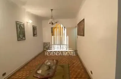 Casa residencial de 140m², possui 3 dorms (1 suítes), 1 sala e 2 vagas à venda na região de perdizes