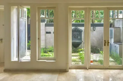 Sobrado residencial, á venda em  moema com 379m²  4 dormitórios 5 banheiros  4 vagas