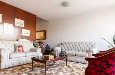 Casa à venda com 250m², 4 quartos e 3 vagas em chácara monte alegre
