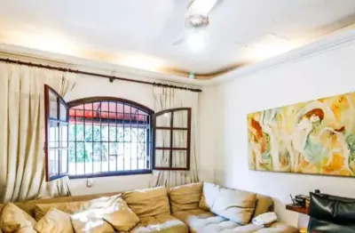 Sobrado à venda no campo belo com 270m² 2 suítes 3 banheiros 3 vagas.