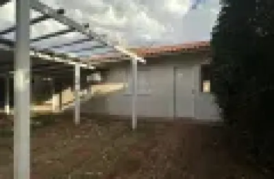 Casa  térrea no condomínio village parati, com espaço para churrasqueira