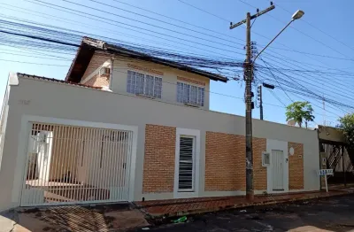 Oportunidade sobrado esquina amplo e bem localizado ideal para morar