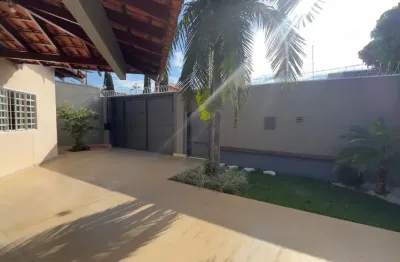 Casa térrea com suíte, piscina, 2 quartos, sala 3 ambientes e praça em frente