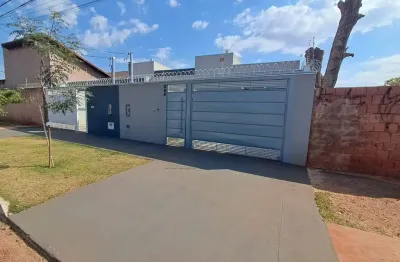 Charmosa e funcional: suíte com porta de vidro integrada ao jardim, mais 1 suíte, 1 quarto, sala e cozinha com acesso direto à churrasqueira.