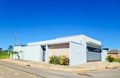 Seu refúgio em bonito: casa azul moderna com piscina e jardim de inverno