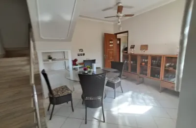 Duplex com suíte e cozinha planejada, conforto e praticidade em cada detalhe!
