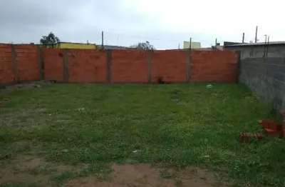 Terreno no bairro jardim praia grande, em mongaguá, litoral sul de são paulo, localizada lado serra, ficando à 900 metros da rodovia e à 1.300 metros do mar.