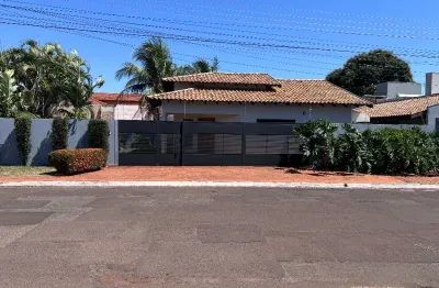 Belíssima casa vila planalto, 1 suíte e banheiro com armários, 2 quartos, com piscina