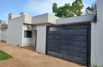 Ótima casa no Condomínio com 1 suíte e 2 quartos, 2 vagas de garagem