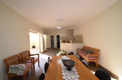Casa muito boa, reformadinha, 3 quartos 1 suíte com closset e armários, ar condicionado, ótimo acabamento, vaga para 4 carros.