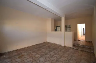 Casa meio ote com 2 dorm, sala, coz, bh, garagem, área em cima da garagem - quintal