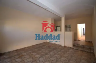 Casa meio ote com 2 dorm, sala, coz, bh, garagem, área em cima da garagem - quintal