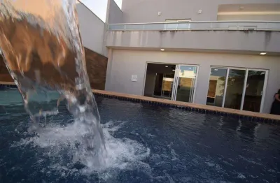 4 suítes, sendo 3 em cima com uma sala intima + 1 suite em baixo