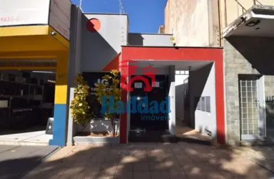 Salão comercial no centro com três salas, três banheiros e ar condicionado