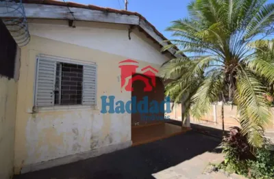 Casa antiga com potencial em terreno amplo e ótima localização