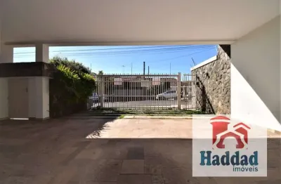 Belíssima casa no centro com quatro dormitorios todos com suite.