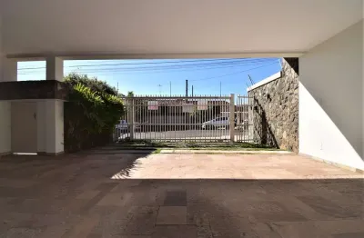 Belíssima casa no centro com quatro dormitorios todos com suite.