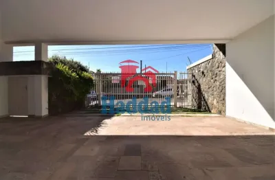 Belíssima casa no centro com quatro dormitorios todos com suite.