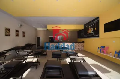 Salão comercial possuindo cerca de 85 m², cozinha grande, deposito, varios jogos de mesa e cadeira, televisão, freezer, geladeira, ar condiconado e ventilarores.