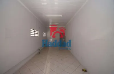 Salão de 30 metros com banheiro. possui uma garagem na frente, recuo