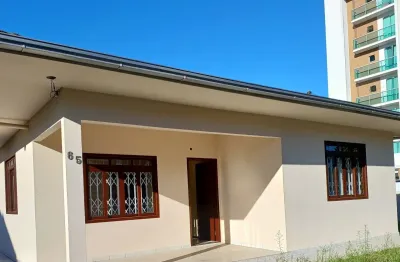 Casa com 3 quartos para alugar na Rua Ibirapuera, 85, Floresta, Joinville