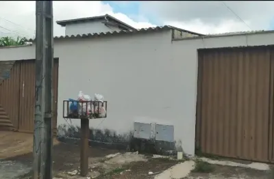 Três casas no lote no jardim são josé goiânia. oportunidade!! para você que busca uma renda mensal. disponível para venda uma casa e dois barracões todos alugados e gerando renda. imóvel com ótima loc