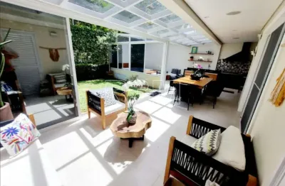 Casa de condomínio em chácara monte alegre com 338m²