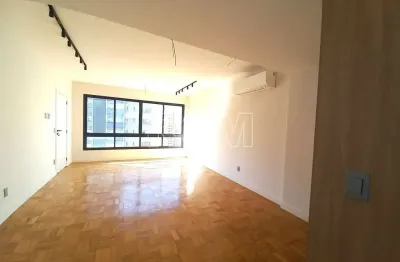 Apartamento à venda na vila nova conceição, com 3 dormitórios sendo 2 suítes, e 1 vaga de garagem.