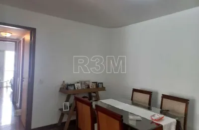 Apartamento espaçoso a venda com 3 dormitórios sendo 1 suíte e 2 vagas demarcadas.
