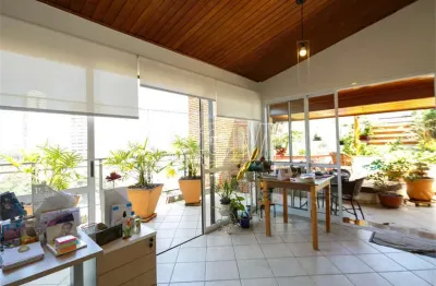 Cobertura duplex no alto da boa vista com 250 m² sendo: 4 dormitórios (4 suítes) e 3 vagas.