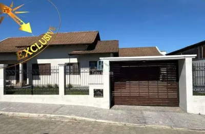 Casa com excelente padrão e madeiramento todo em itauba