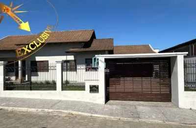 Casa com excelente padrão e madeiramento todo em itauba