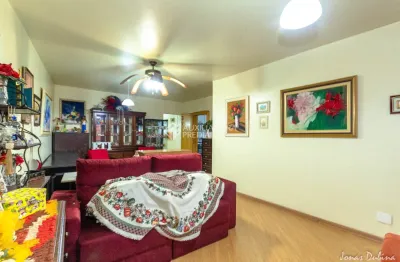 Apartamento com ótimo potencial na cristóvão colombo com 3 dormitórios e 1 suíte, 1 dormitório foi transformado em closet, mas fácil para retornar o dormitório,. living 2 ambientes. cozinha com armári