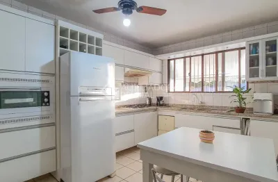 Casa em viamão, próximo ao centro e de fácil acesso pela rs118. 3 dormitórios, 1 banheiros e bela cozinha. ficam os móveis fixos. ao lado garagem com área de serviços, ligada a casa. piscina e edícula