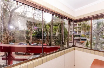 Excelente apartamento de frente com 101 m² de área privativa, composto de 03 dormitórios sendo uma suíte e com 01 vaga de garagem. ensolarado, living com 02 ambientes, churrasqueira, sacada fechada, a