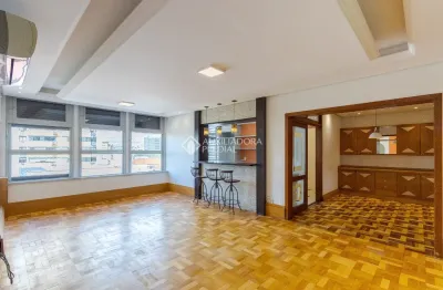 Excelente apartamento de três quartos, no coração do menino deus, próximo ao zaffari e ao shopping praia de belas. muito bem conservado, peças amplas e bem ensolaradas. cozinha americana, sala de jant