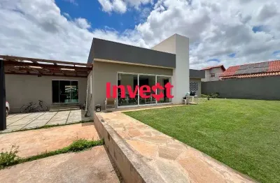 Casa reformada , lote de 1.400m² , dentro de condomínio , 4 quartos , no conjunto 04 em arniqueiras .