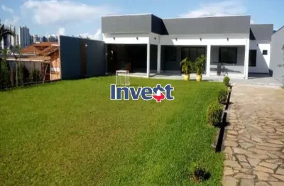 Casa moderna, alto padrão, dentro de condomínio, 4 quartos, churrasqueira, boa localização com lote de 800m² no conjunto 06 em arniqueiras