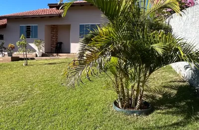 Casa com  3 quartos e grande sobra de terreno, bairro calmo e fácil acesso ao centro