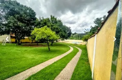 Linda chácara toda gramada 1000m2 terreno 100 m2 de construção  com  2 dormitórios com suíte  1 banheiro  1 cozinha 1 sala  área com churrasqueira e forno caipira  banheiro fora piscina  grande  pomar