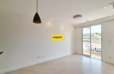 Apartamento em andar alto com 2 dormitórios, sala com varanda, 1 vaga e lazer com piscina, salão de festas e academia. localização privilegiada, próximo a comércios, transporte e fácil acesso à via an