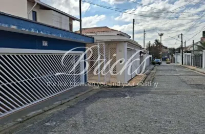 Casa terrea de vila - com portão e guarita com segurança