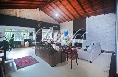 Casa ampla na rua califórnia, com excelente area externa e espaço gourmet com churrasqueira